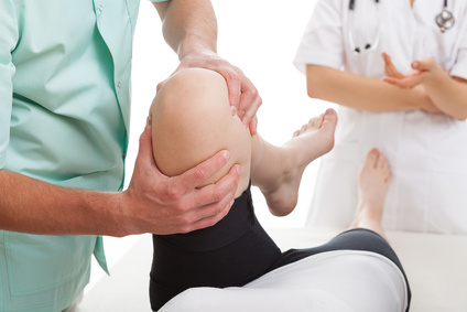 Orthopäde untersucht das Kniegelenk