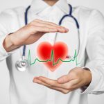 Der Kardiologe macht erhöhte Blutfettwerte für Herzinfarkt und Schlaganfall verantwortlich