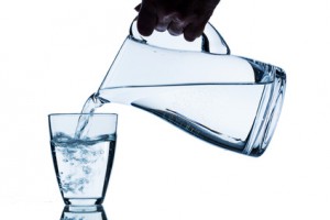 Viel Wasser trinken, hilft, den Harnsäurespiegel niedrig zu halten.