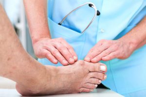 Der Orthopäde untersucht Ihren Fuß