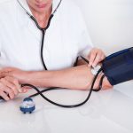 Der Kardiologe gibt beim Blutdruck zwei Werte an