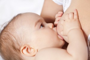 Der Gynäkologe empfiehlt, das Baby häufig trinken zu lassen, damit der Milchstau rasch abklingt