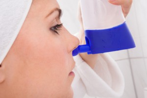 Der HNO-Arzt empfiehlt die Nase mittels einer Nasendusche feucht zu halten
